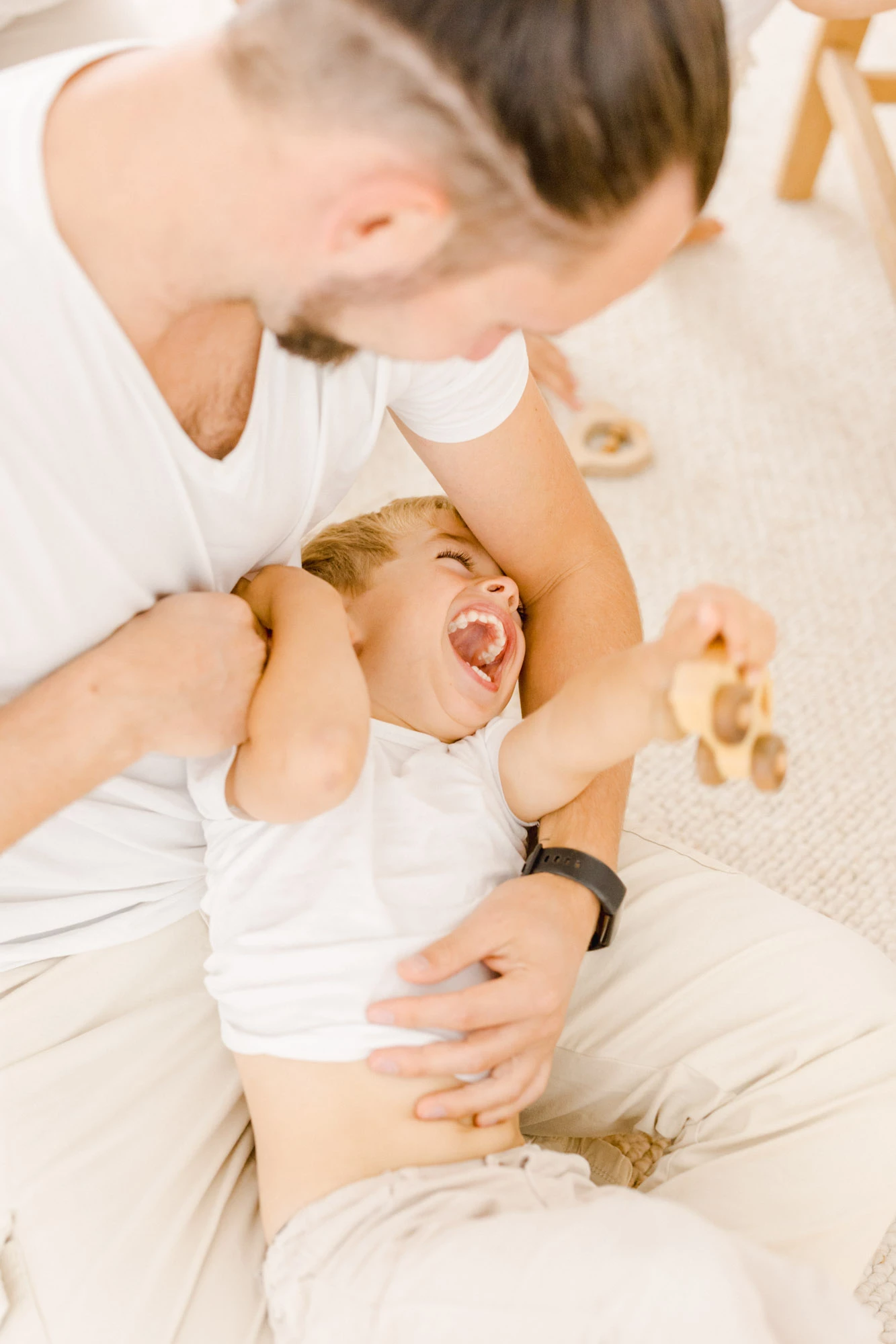 main bonheur enfant geste jouer avec les enfants